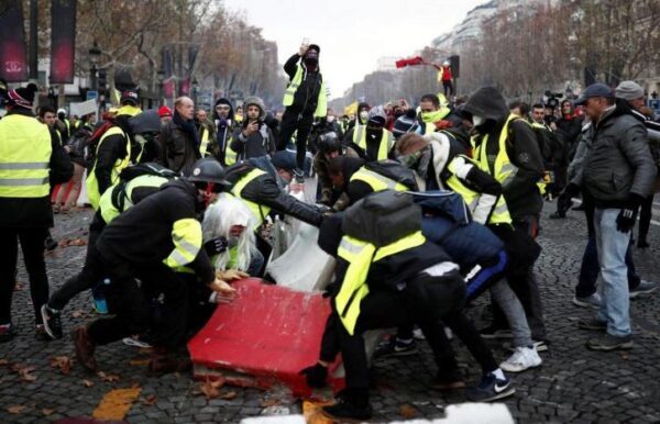 Эксперт рассказал, сколько экономика Франции потеряет из-за протестов «желтых жилетов»