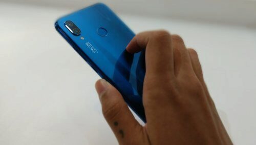Huawei дебютирует новый «дырявый» смартфон