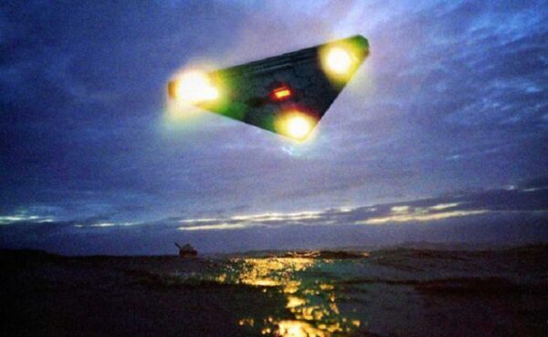 Инопланетный корабль или секретный самолет TR-3B: загадочный объект попал в объектив камеры над Ладожским озером