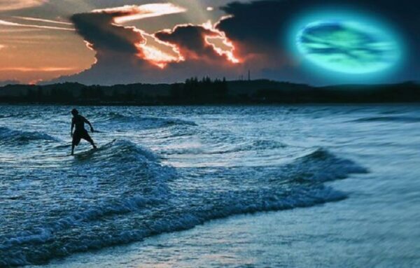 Инопланетный корабль завис над океаном: таинственные светящиеся шары запечатлел рыбак из Северной Каролины
