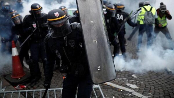 Корреспондент RT France пострадал во время протестов в столице франции