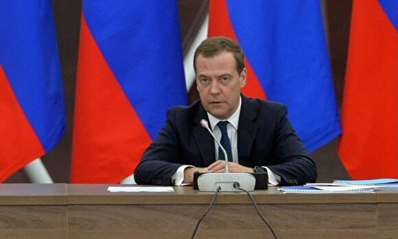 Медведев заявил, что расчистку Арктики, где найдено более 100 свалок, надо продолжить