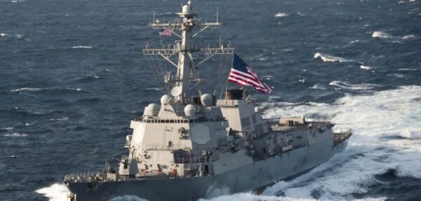 Минобороны РФ прокомментировало проход эсминца США вблизи российской базы