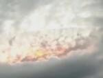 Над Индией завис огромный НЛО, прячущийся в облаках
