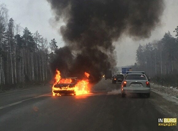 На Екатеринбургской кольцевой автодороге сгорел автомобиль