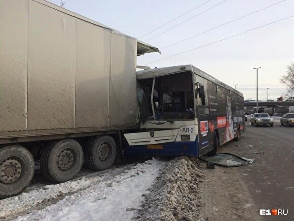 На Сибирском тракте пассажирский автобус въехал в фуру: 9 человек — в больнице
