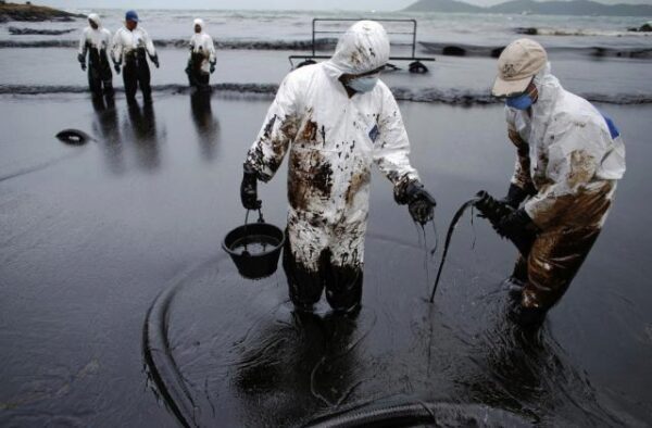 На Закарпатье произошел разлив нефти из-за незаконной врезки в нефтепровод