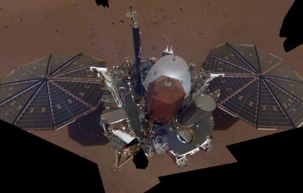 Первое селфи с Марса: межпланетный аппарат InSight прислал новые фото