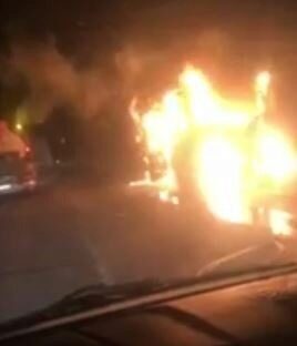 Под Новым Уренгоем на дороге сгорел пассажирский автобус