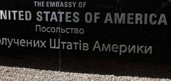 Посольство США просит американцев избегать массовых акций в Киеве