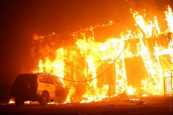 Пожар в Киеве — огонь уничтожил склад со стройматериалами