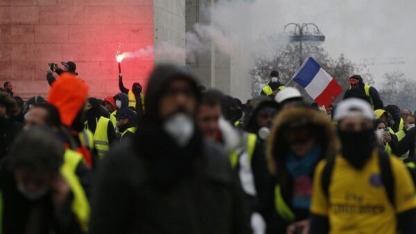Протесты в центре Парижа: милиция начала задерживать участников акции