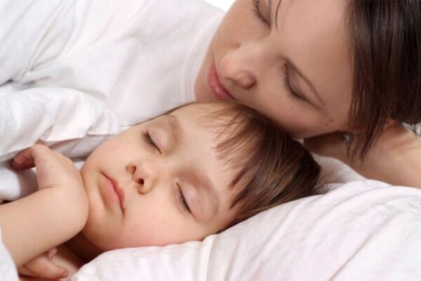 Совместный сон с ребенком защитит его от психических нарушений, выяснили ученые и педиатры