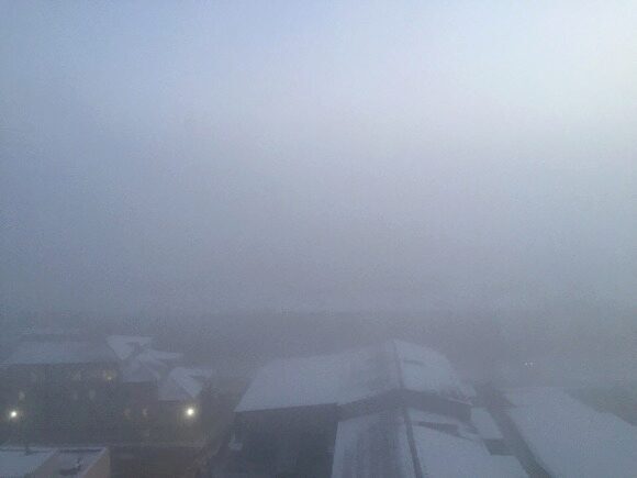 Свердловскую область окутал густой туман. Синоптики продлили предупреждение о смоге