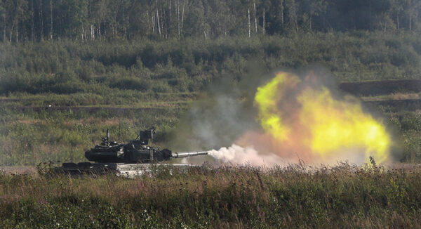 Т-90 и «Град»: зрелищные кадры стрельб на Урале