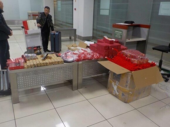 Таможенники задержали в Кольцово китайца с 70 килограммами незадекларированных сувениров