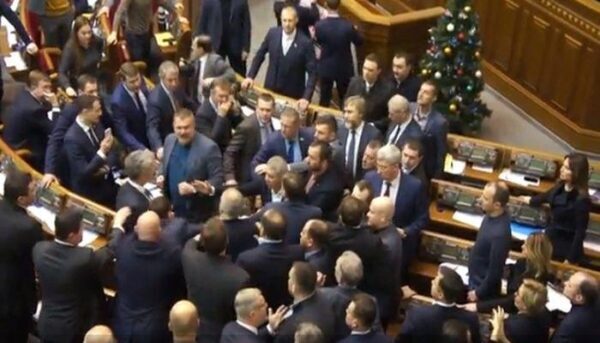 Украинские депутаты устроили массовую потасовку в стенах Верховной рады