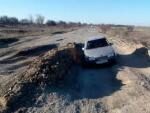 Украинские водители разочаровались в чиновниках и решили сами отремонтировать «дорогу в ад»