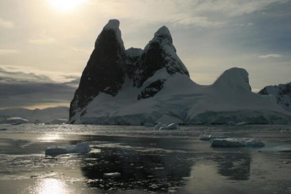 В Антарктиде сделана неожиданная находка: военная база или город, гадают ученые
