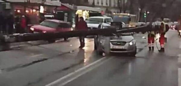В Киеве на движущийся автомобиль упал столб