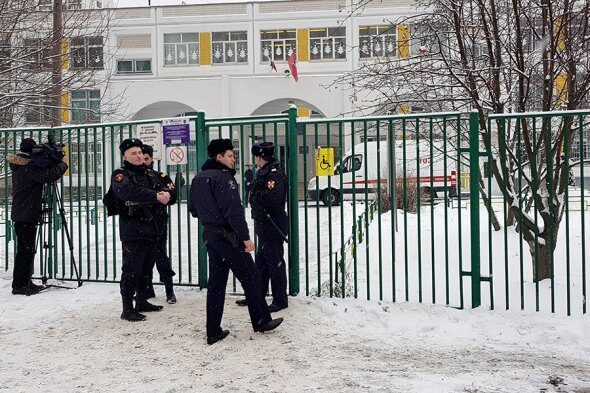 В Москве сотрудники полиции ведут переговоры со школьником, угрожающим себя убить