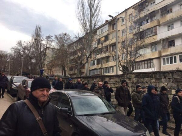 В Севастополе сторонники открытия ТРЦ «Муссон» митинговали у входа в прокуратуру