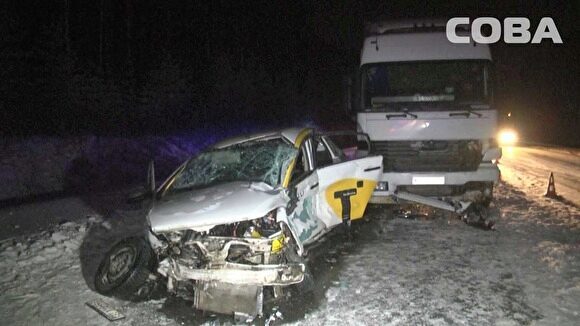 В аварии на ЕКАДе погиб водитель такси, пассажир госпитализирован