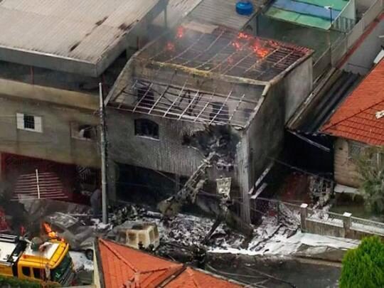 В Бразилии легкомоторный самолет потерпел крушение, упав на жилые дома