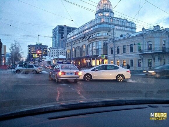 В центре Екатеринбурга автомобиль Росгвардии попал в ДТП