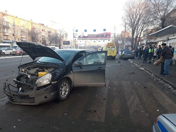 В Челябинске иномарка после ДТП влетела в остановку. Есть пострадавшие