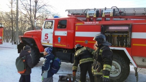 В Челябинске из-за пожара в школе эвакуировали тысячу детей