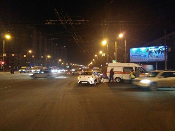 В Челябинске Яндекс.такси протаранило машину скорой помощи