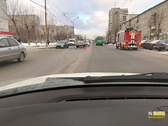 В Екатеринбурге Land Cruiser 200 протаранил Peugeot: пострадал человек