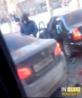 В Екатеринбурге — массовая авария с четырьмя машинами. На место прибыли скорая и МЧС