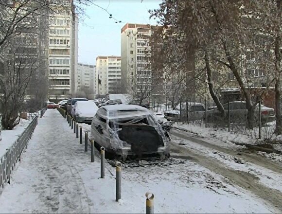 В Екатеринбурге мужчина выследил и сжег машину водителя, с которым поссорился на дороге