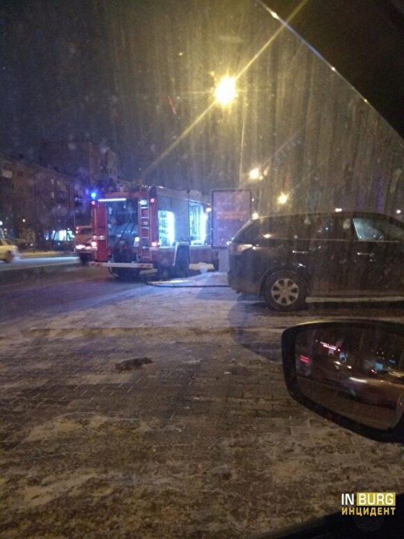 В Екатеринбурге на пожаре в пятиэтажке погибла женщина, двое детей в больнице
