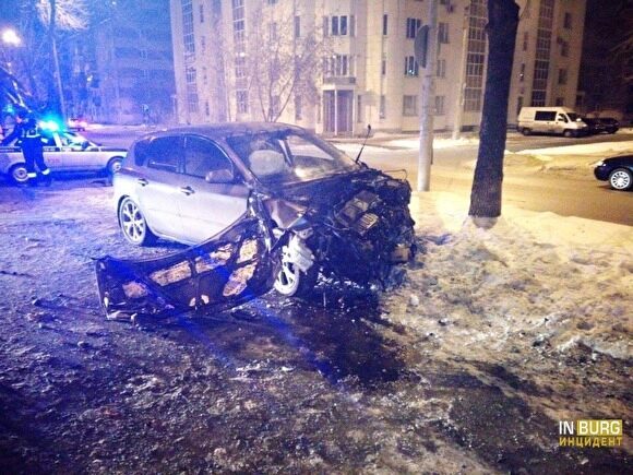 В Екатеринбурге на Уралмаше пьяный водитель, пытаясь скрыться от полиции, влетел в дерево