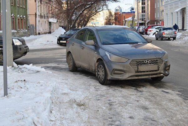 В Кургане авто с правительственными номерами поймали припаркованным на перекрестке