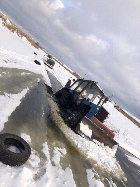 В Кургане трактор, расчищавший снег, провалился под лед