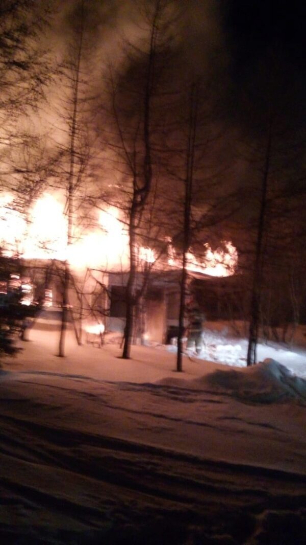 В Надымском районе ночью выгорело здание одной из местных компаний