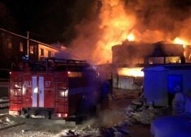 В Нижневартовске при пожаре на складе мебели обрушилась крыша