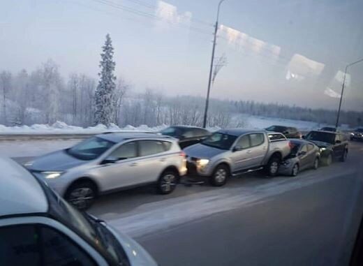 В Новом Уренгое столкнулись четыре автомобиля, под бампер одного заехал другой