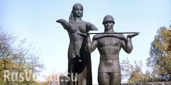 Во Львове демонтируют памятник советским воинам (ВИДЕО)