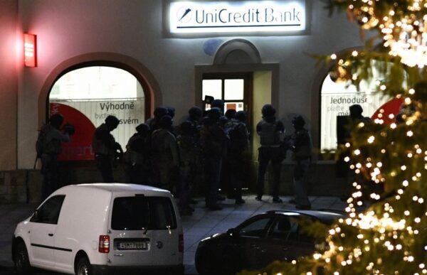 Вооруженный злоумышленник взял в заложники 8 человек в банке на юге Чехии