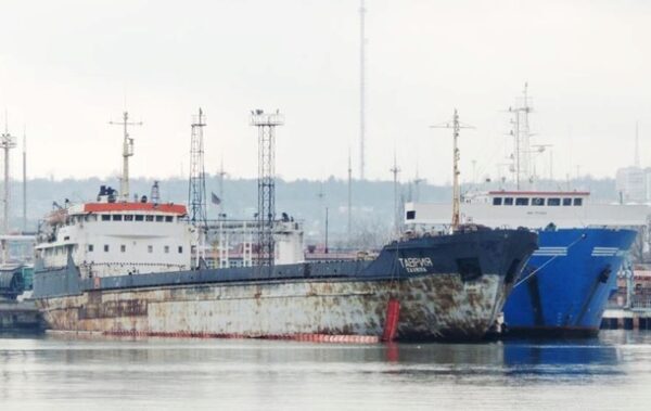 В порту Керчи затонул буксир, который зашел в Крым из-за непогоды