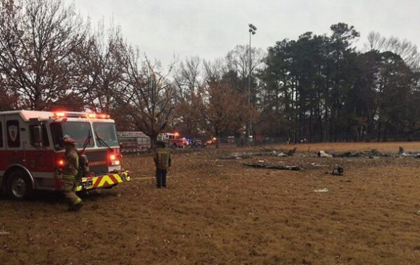 В США легкомоторный самолет рухнул на футбольное поле