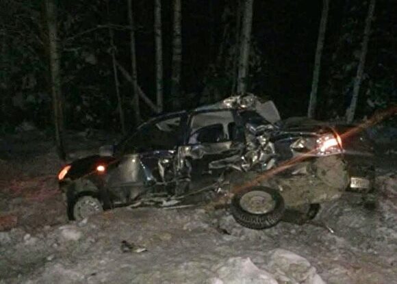В Тюменской области грузовик на обгоне врезался в легковушку, водитель погиб