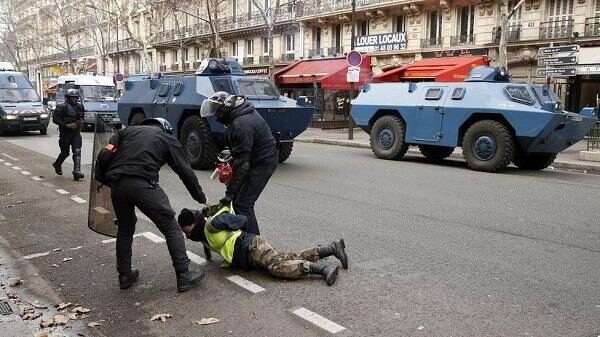 «Желтому жилету» оторвало руку брошенной полицейскими гранатой