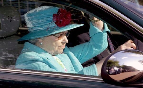 Английскую королеву Елизавету II поймали на нарушении ПДД