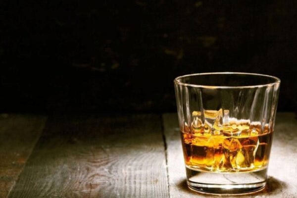 Депутат Госдумы предложил родителям самостоятельно приучать подростков к правильному алкоголю